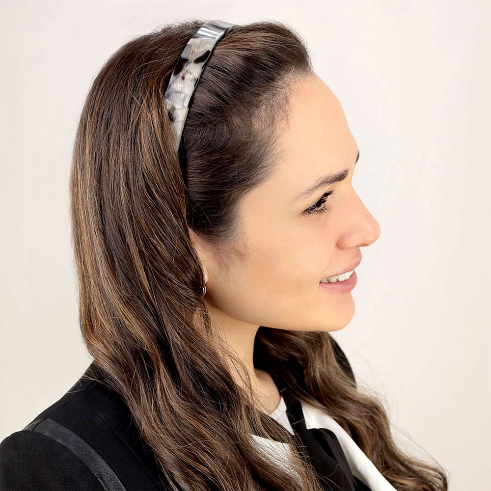 Frisur mit breiten, schwarz-silbernen Haarreif Bologna