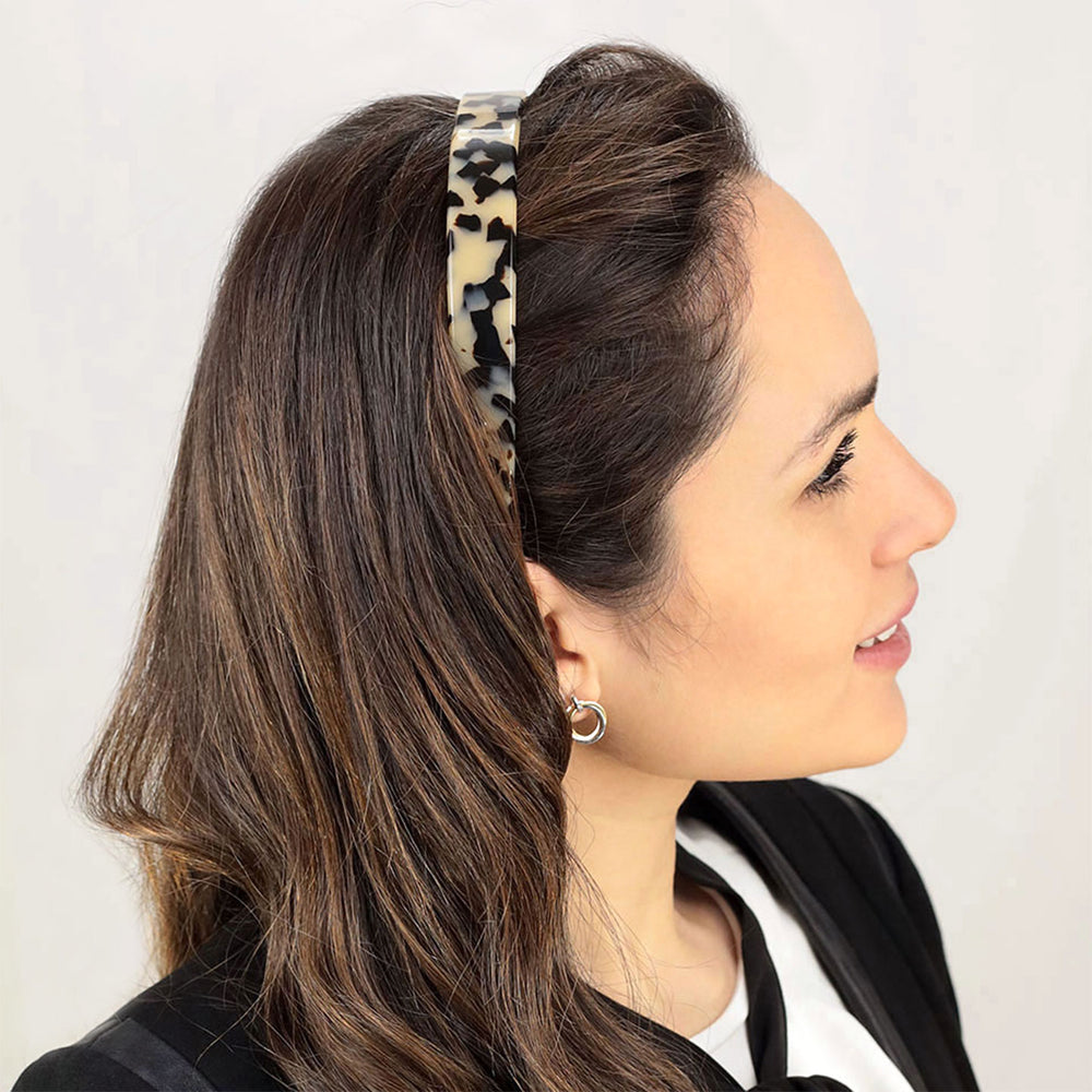 Frisur mit breiten, schwarz-beigen Haarreif Lausanne