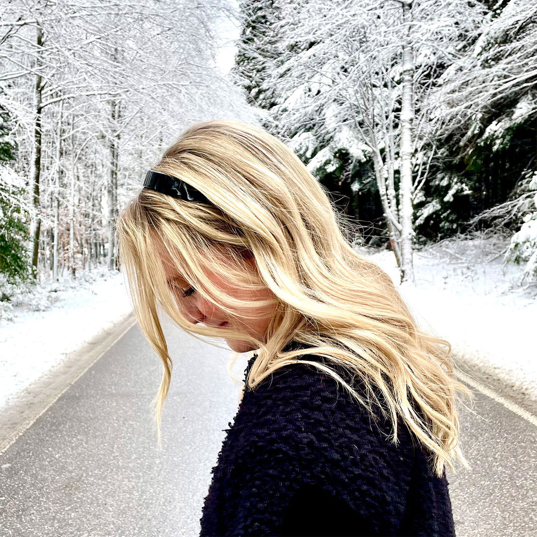 Frisur mit breiten, schwarzen Haarreif Mailand