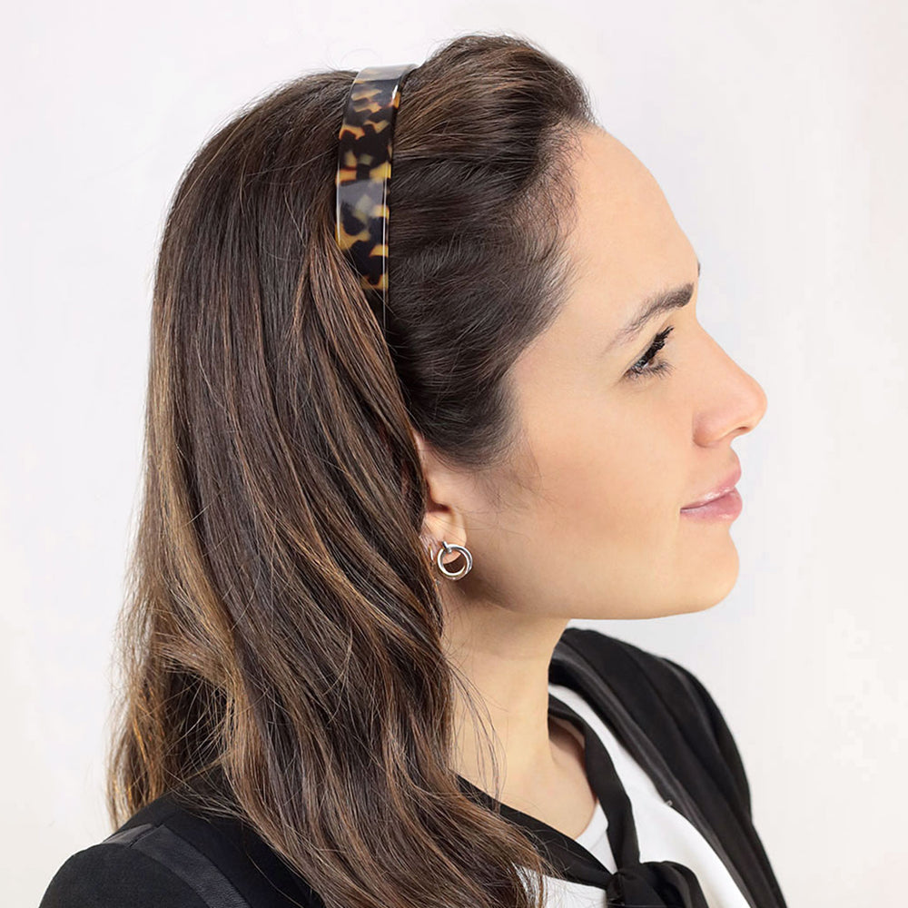 Frisur mit breiten, schwarzen, bernsteinfarbigen Haarreif Paris