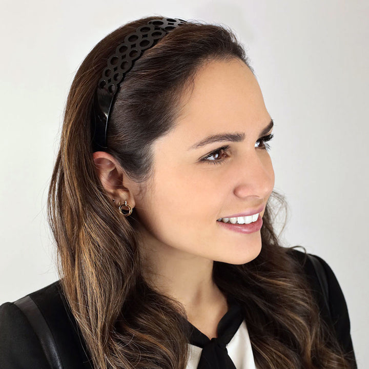 Frisur mit breiten, schwarzen Haarreif London mit doppelter Ringreihe