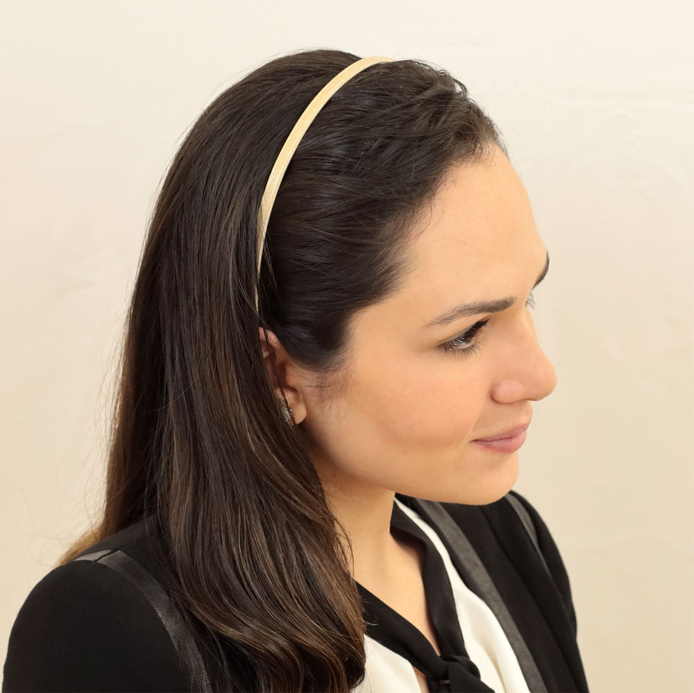Frisur mit dünnen, goldenen Haarreif Dubai