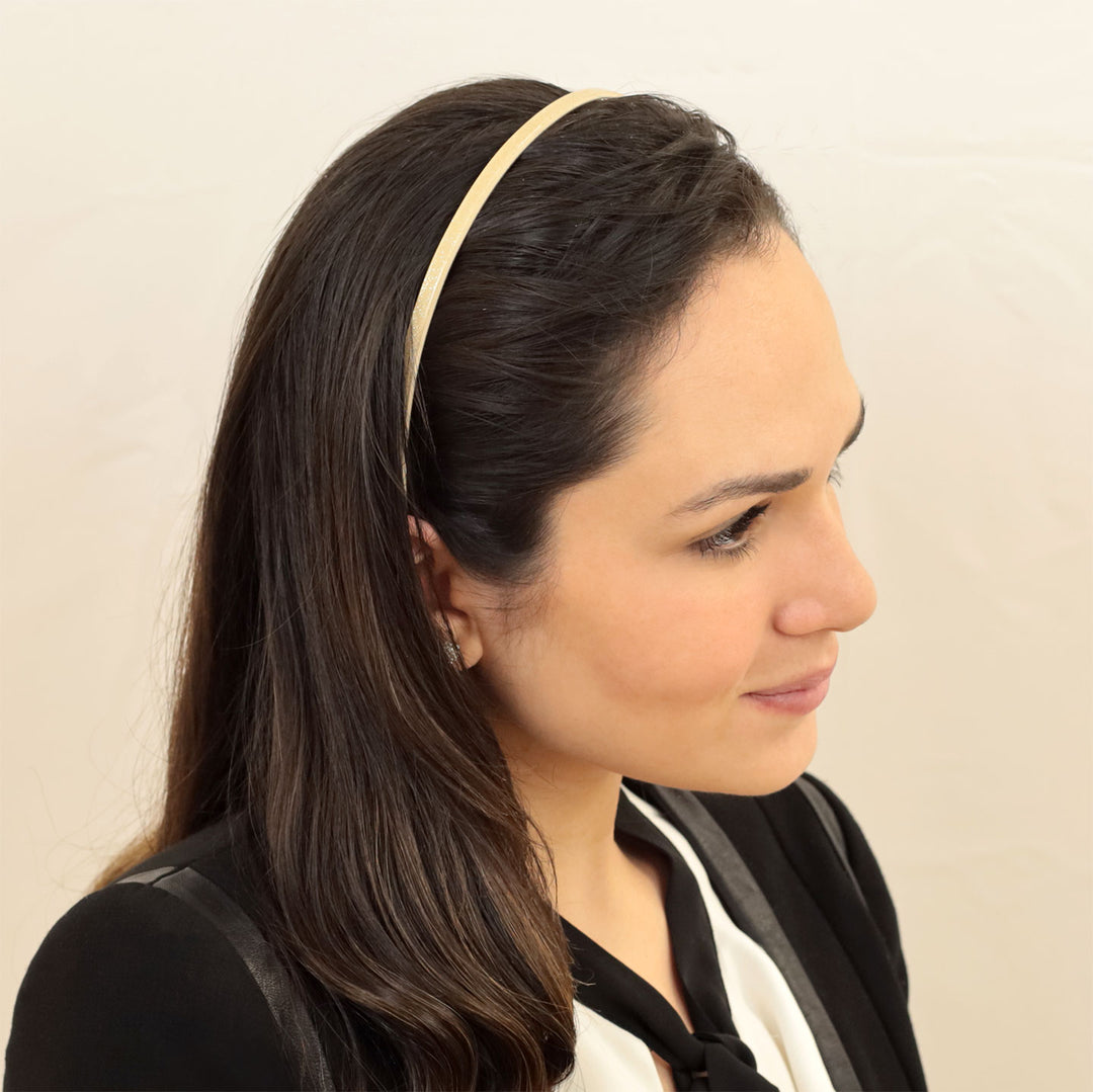 Frisur mit dünnen, goldenen Haarreif Dubai