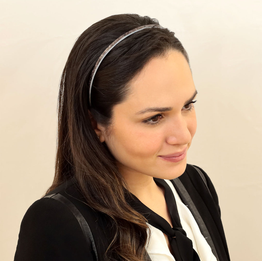 Frisur mit dünnen, braunen Haarreif Erice