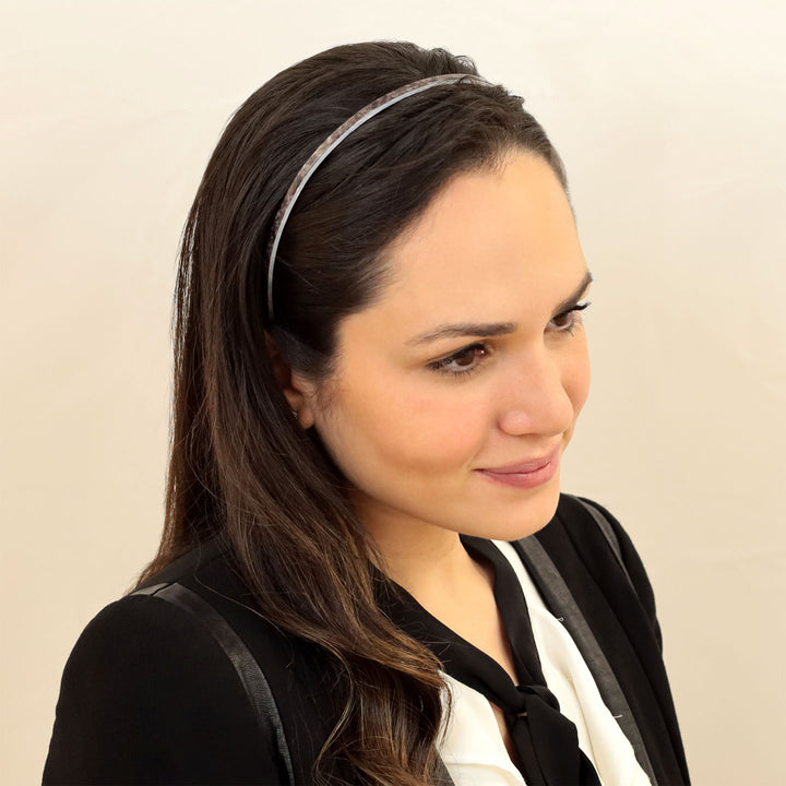 Frisur mit dünnen, braunen Haarreif Erice