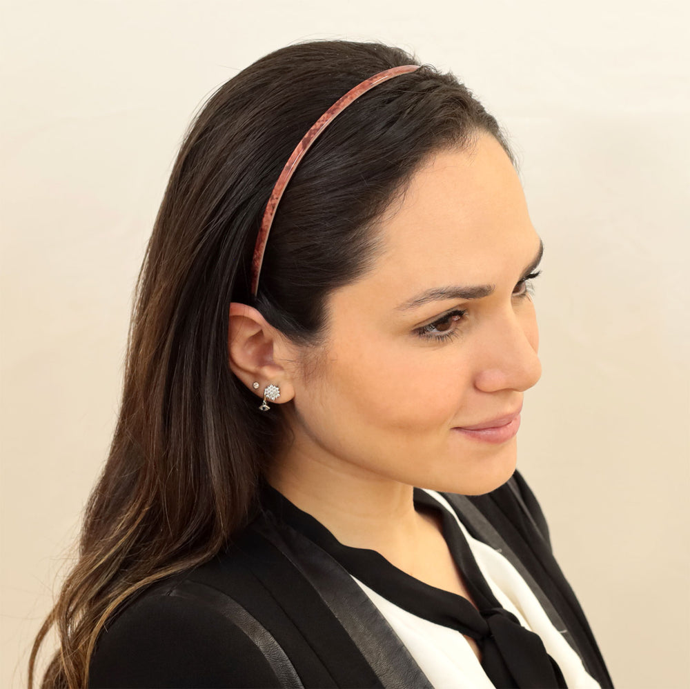 Frisur mit dünnen, roten Haarreif Jaipur