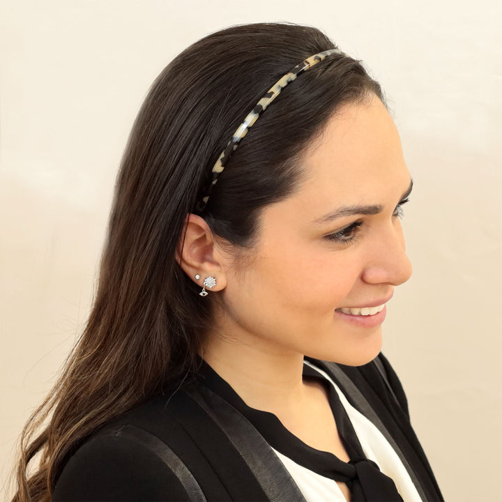 Frisur mit dünnen, schwarz-beigen Haarreif Lausanne