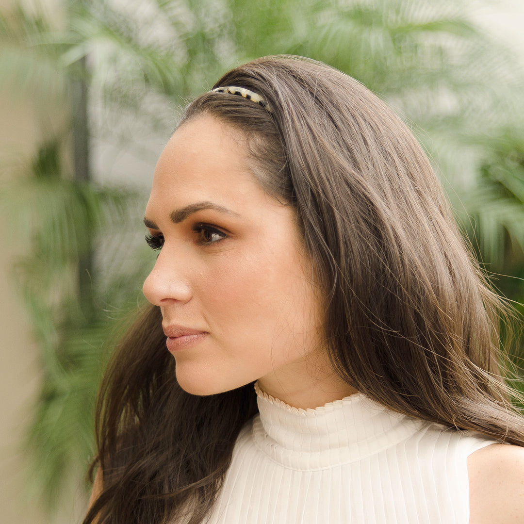 Frisur mit dünnen, schwarz-beigen Haarreif Lausanne