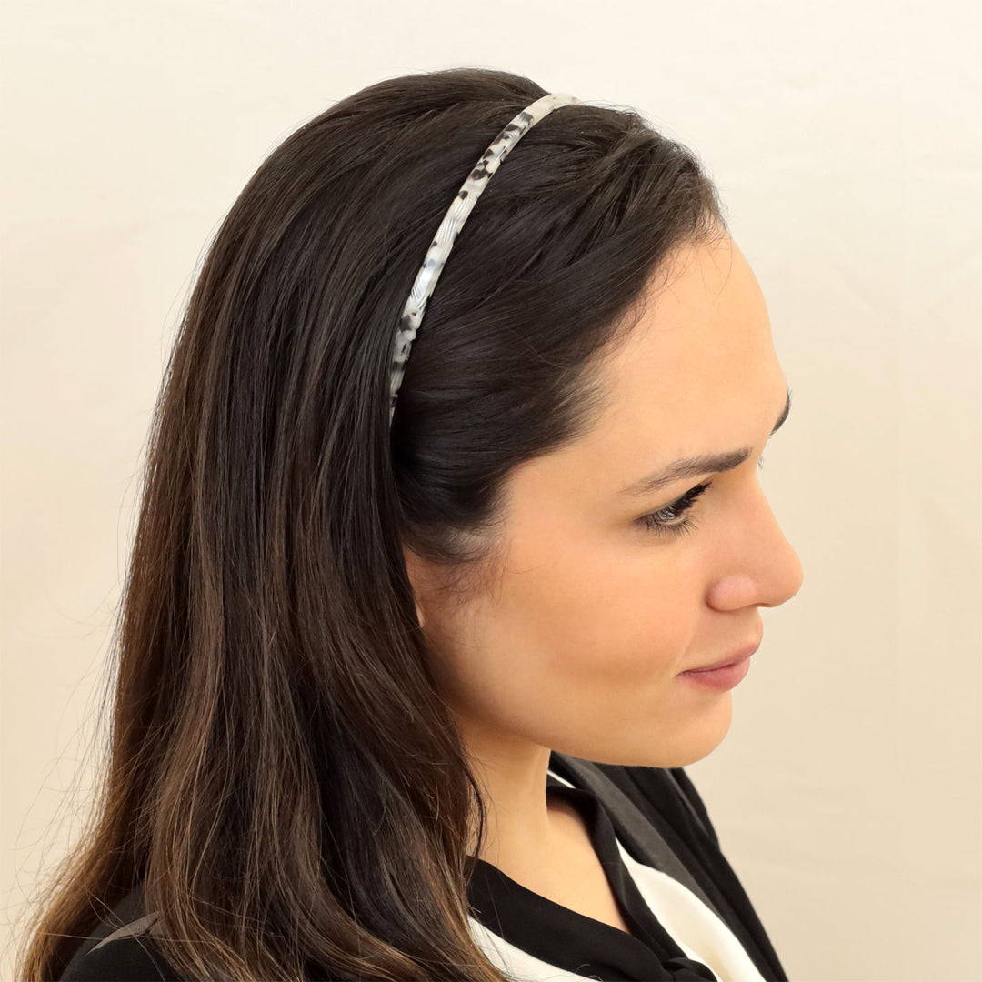 Frisur mit dünnen, weiß-schwarzen Haarreif Reykjavik