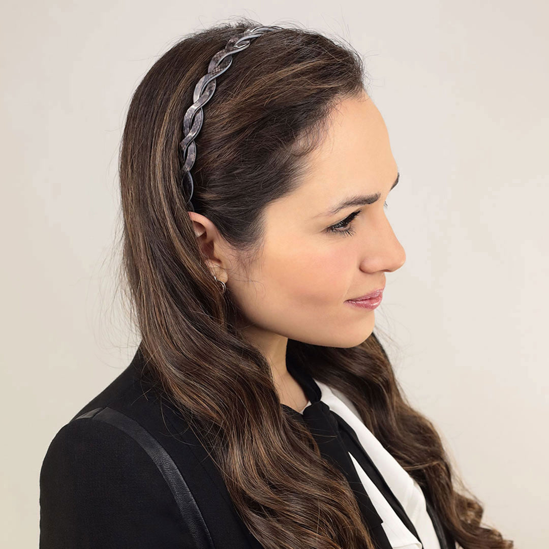 Frisur mit schmalen, braunen, geflochtenen Haarreif Erice