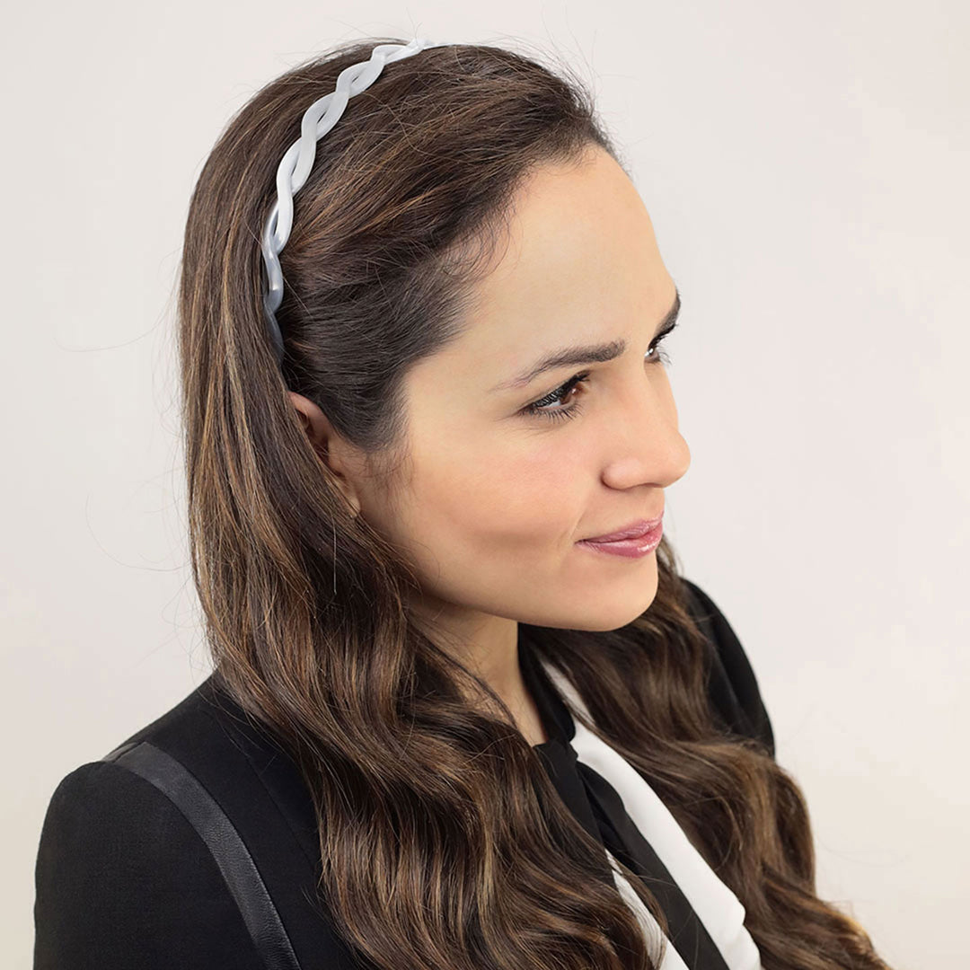 Frisur mit schmalen, weißen, geflochtenen Haarreif Florenz