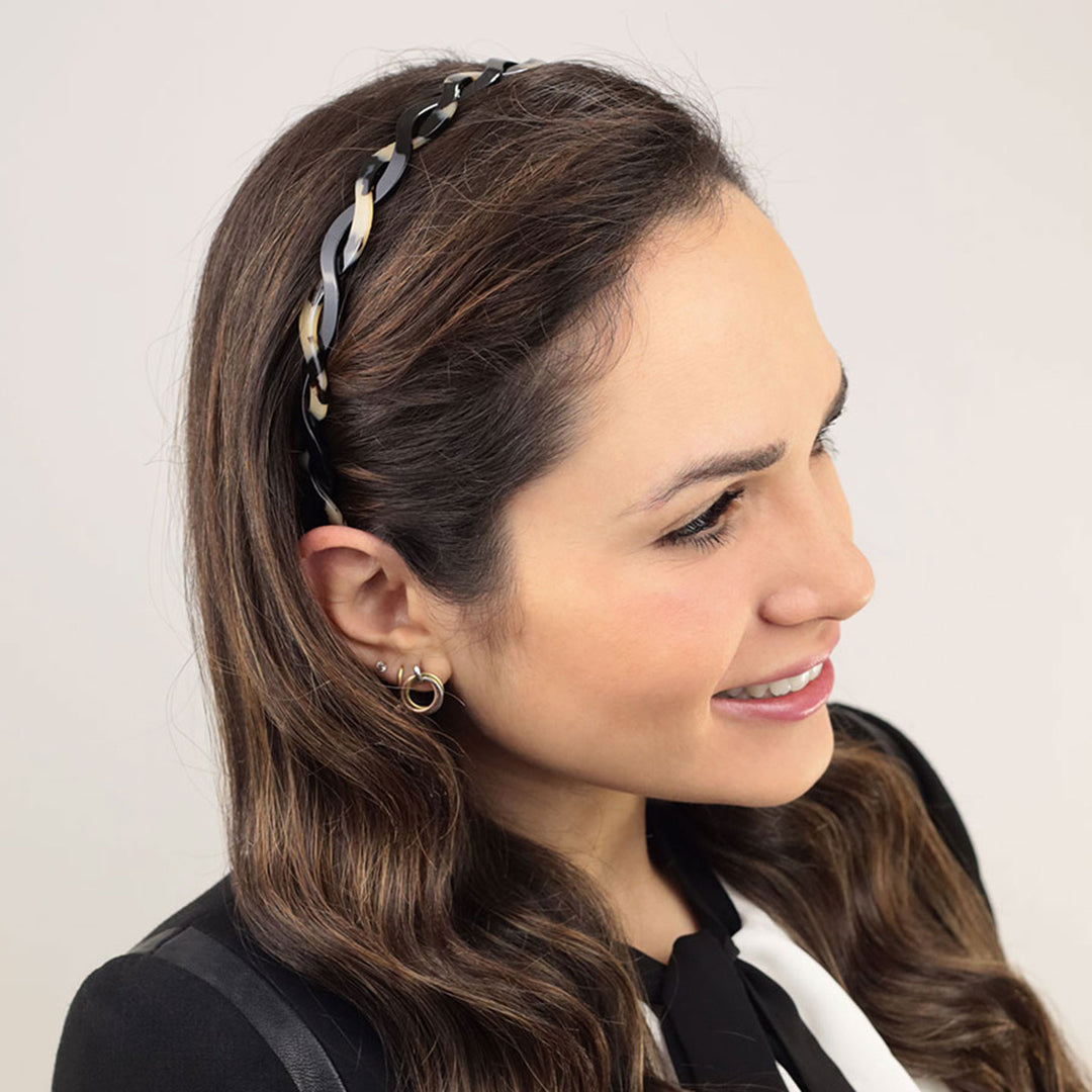 Frisur mit schmalen, schwarz-beigen, geflochtenen Haarreif Lausanne