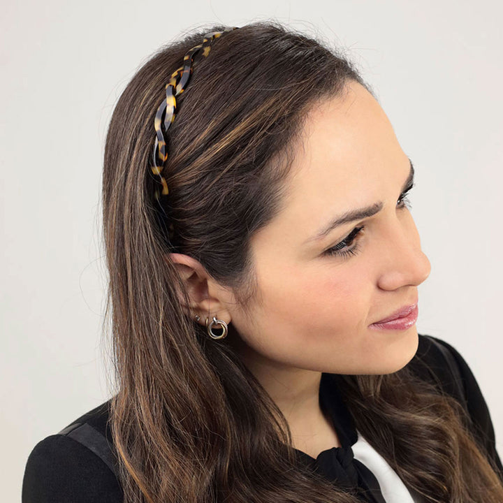 Frisur mit schmalen, schwarzen, bernsteinfarbigen, geflochtenen Haarreif Paris