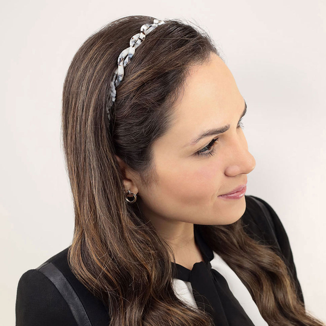 Frisur mit schmalen, weiß-schwarzen, geflochtenen Haarreif Reykjavik