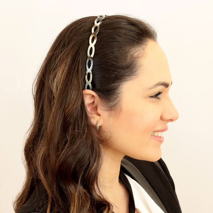 Frisur mit schmalen, braun-beigen Haarreif Dublin mit ovaler Ringreihe
