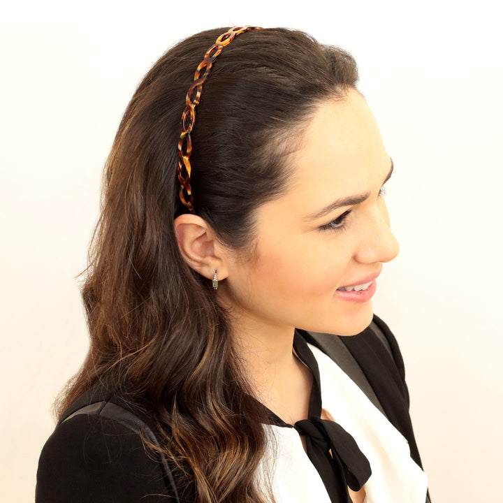 Frisur mit schmalen, goldenen, bernsteinfarbenen Haarreif Granada mit ovaler Ringreihe