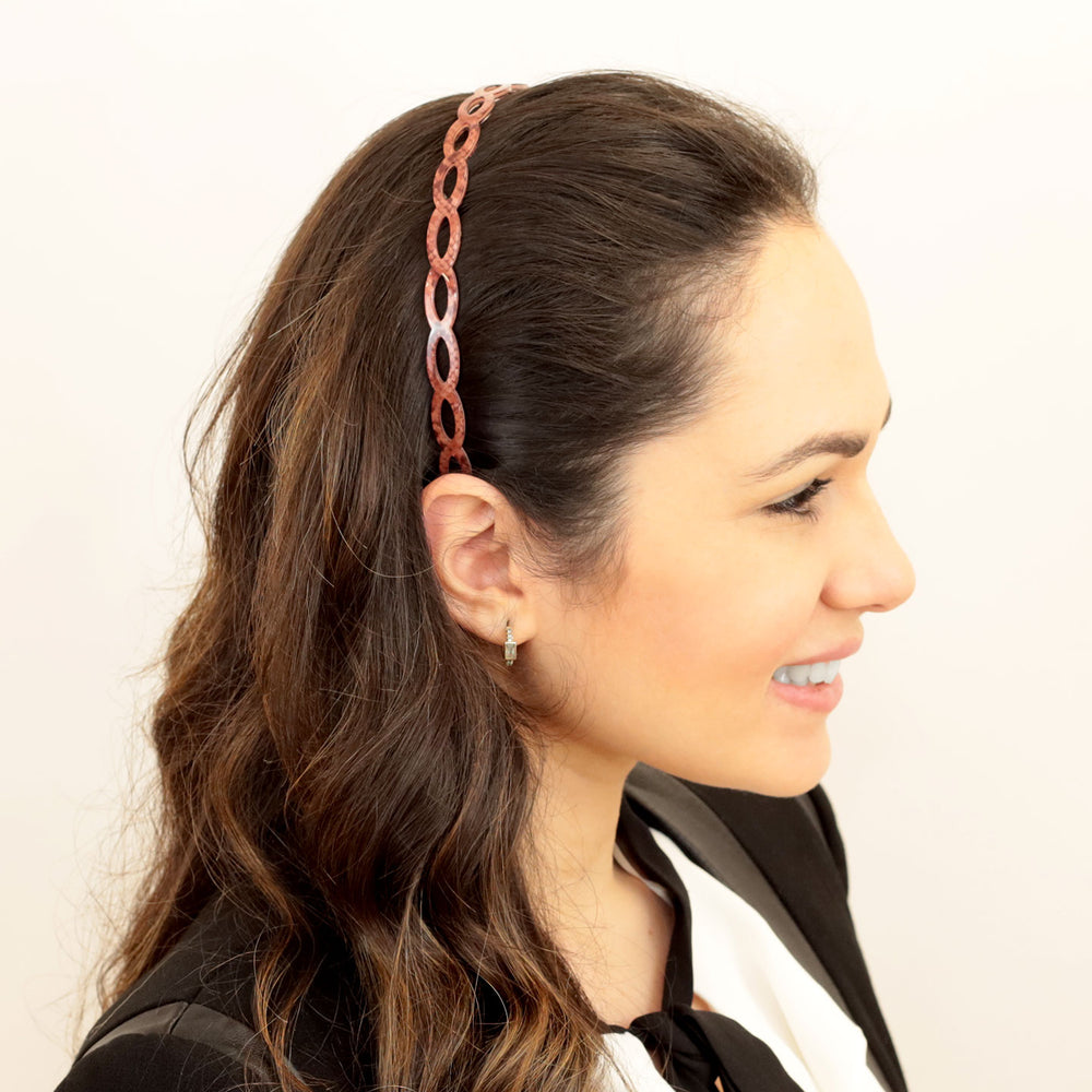 Frisur mit schmalen, roten Haarreif Jaipur mit ovaler Ringreihe