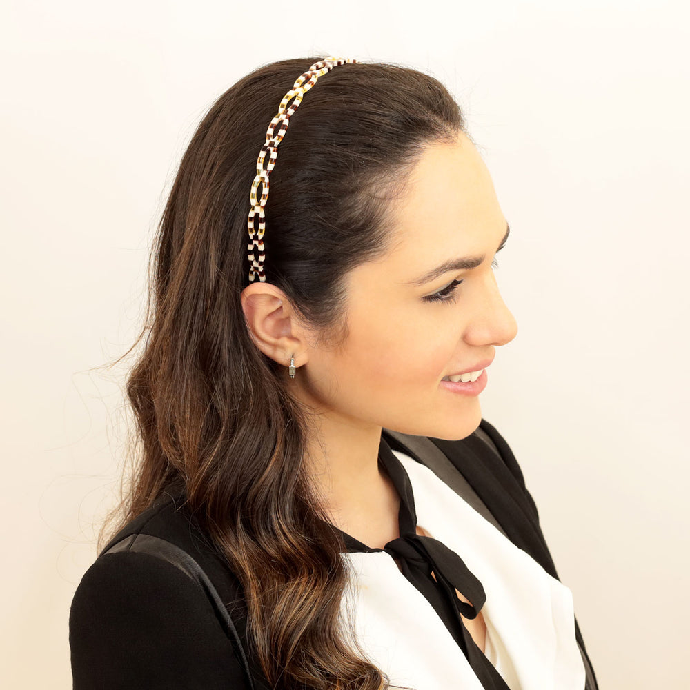 Frisur mit schmalen, braun-beigen Haarreif Lissabon mit ovaler Ringreihe