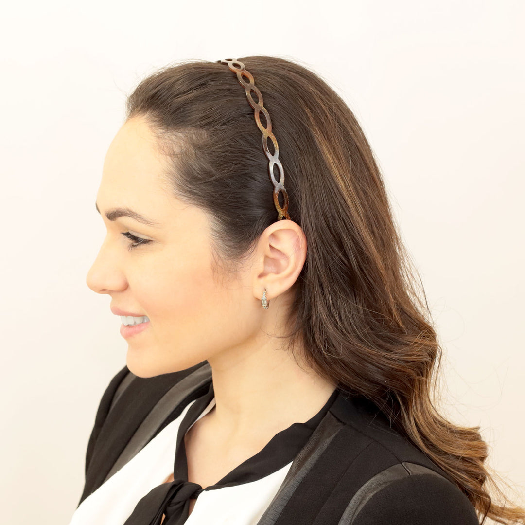 Frisur mit schmalen, gold-braunen Haarreif Moskau mit ovaler Ringreihe