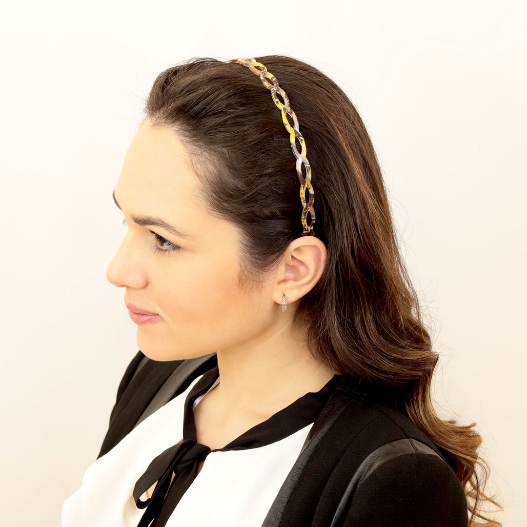 Frisur mit schmalen, gelb-braunen Haarreif Taipeh mit ovaler Ringreihe