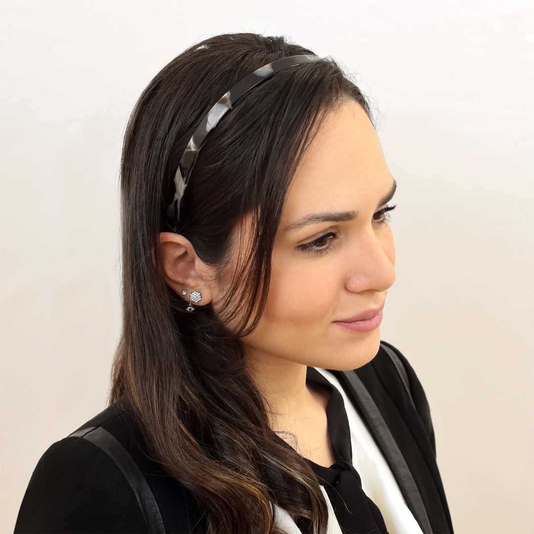 Frisur mit schmalen, schwarz-silbernen Haarreif Bologna