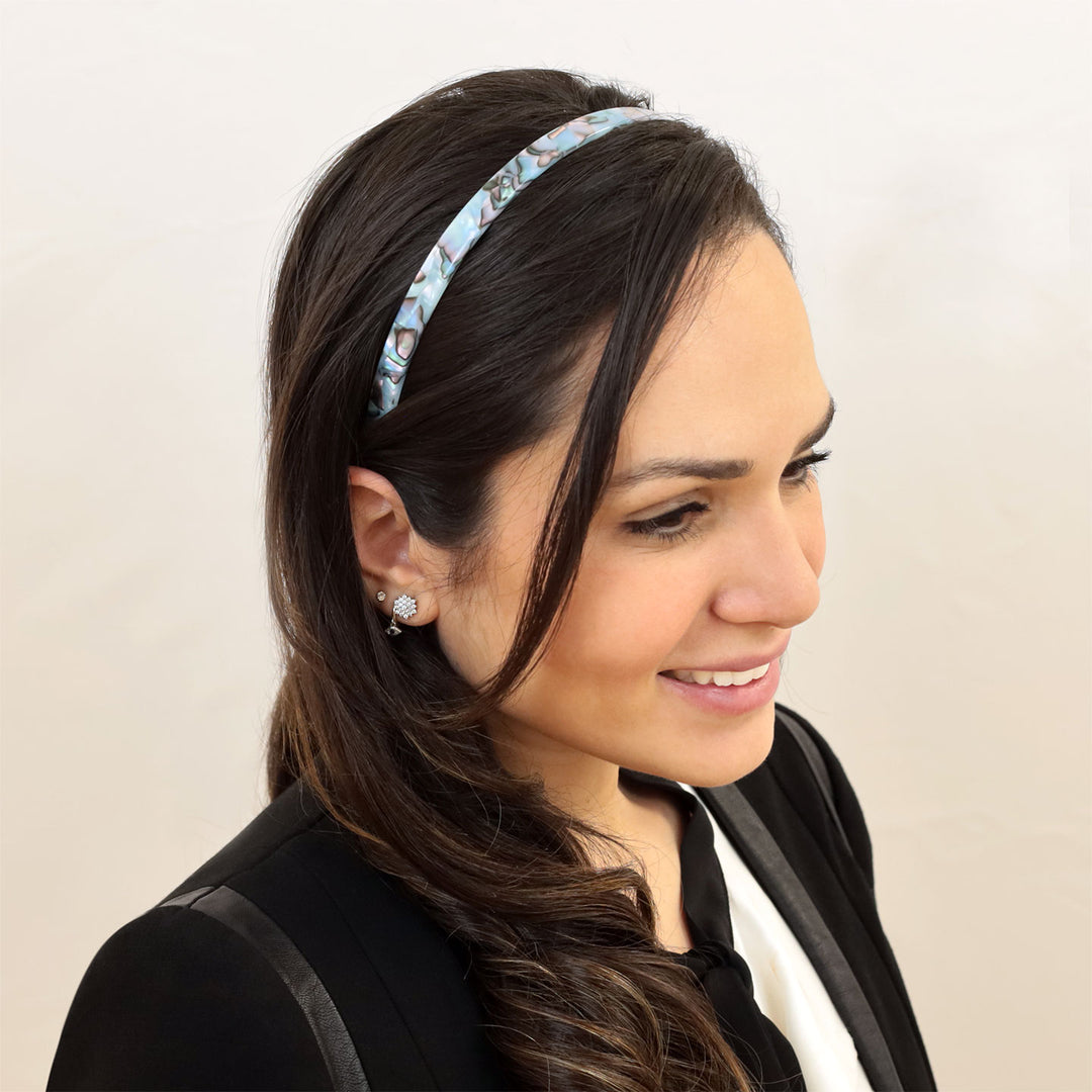 Frisur mit schmalen, blauen Haarreif Cancún