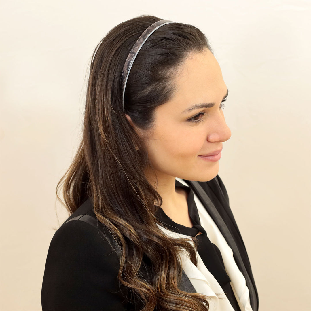 Frisur mit schmalen, braunen Haarreif Erice