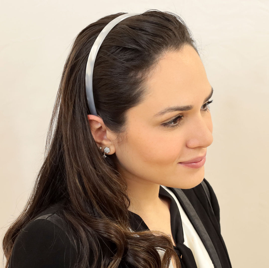 Frisur mit schmalen, weißen Haarreif Florenz