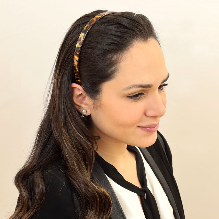 Frisur mit schmalen, goldenen, bernsteinfarbenen Haarreif Granada