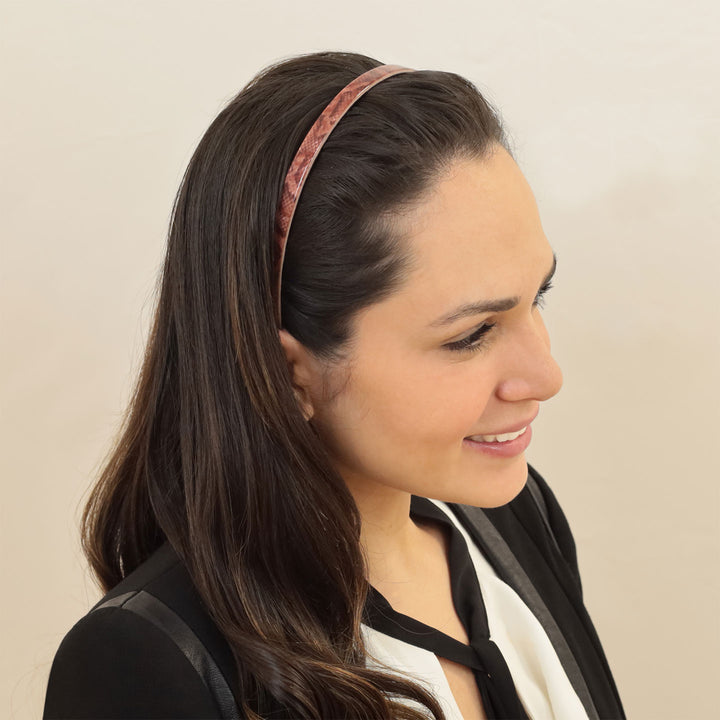 Frisur mit schmalen, roten Haarreif Jaipur