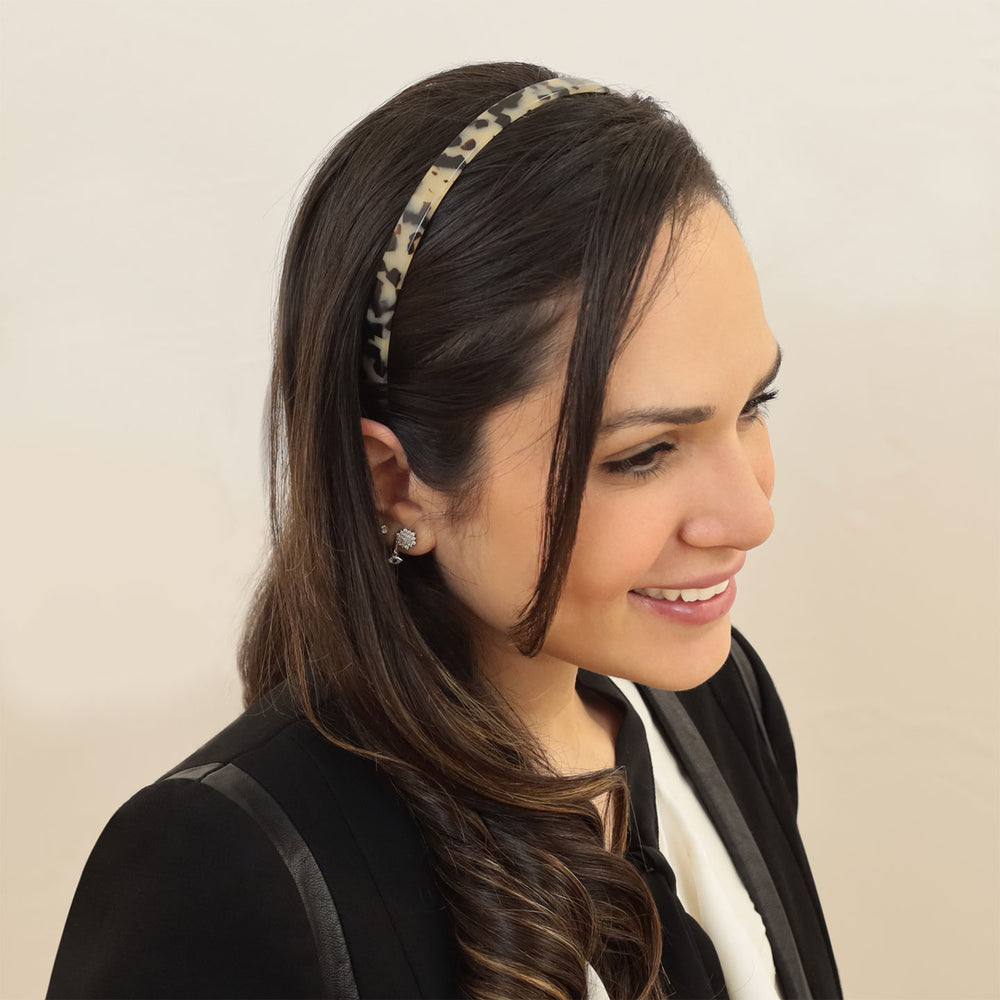 Frisur mit schmalen, schwarz-beigen Haarreif Lausanne