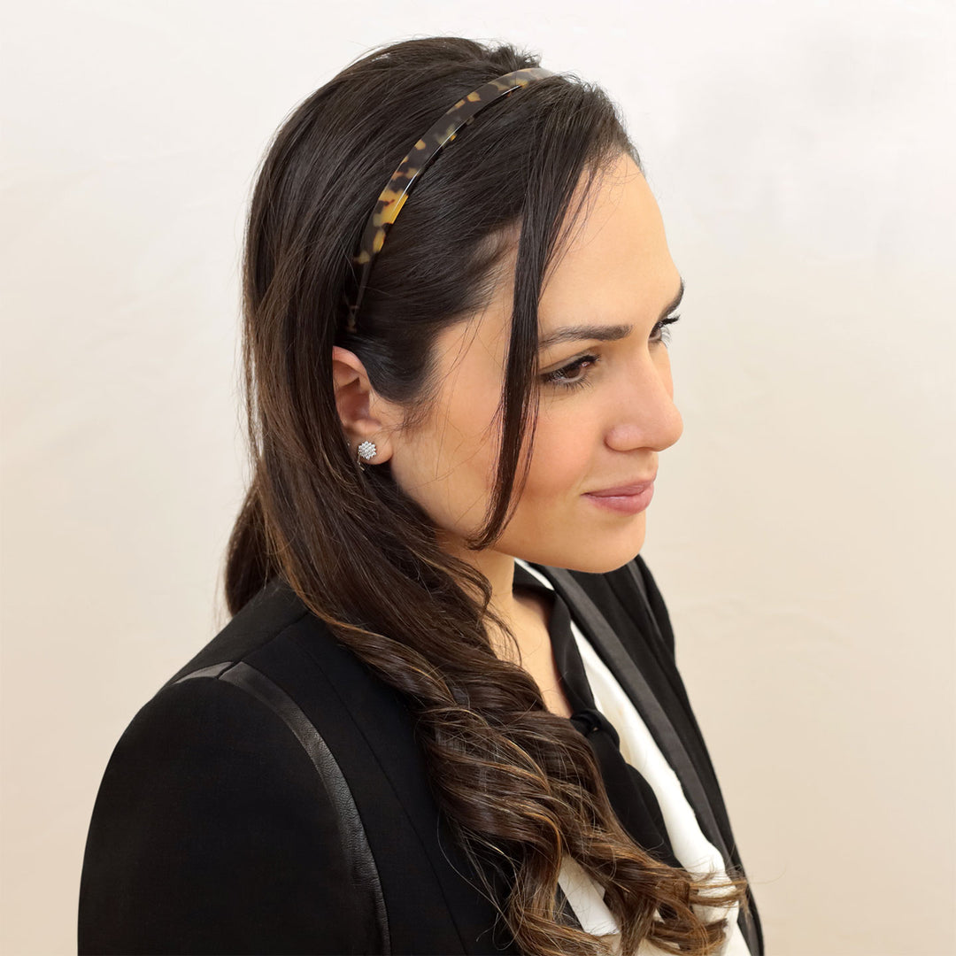 Frisur mit schmalen, schwarzen, bernsteinfarbenen Haarreif Paris