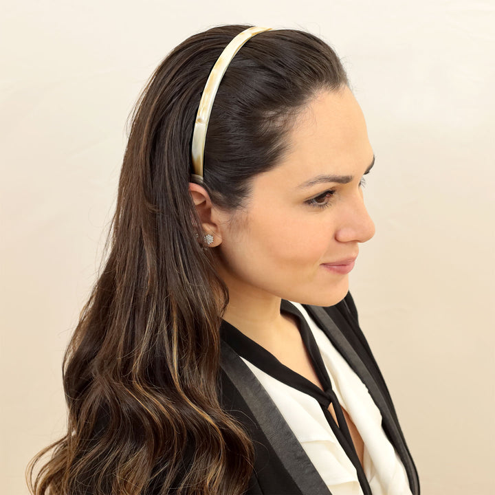 Frisur mit schmalen, beigen Haarreif Recife