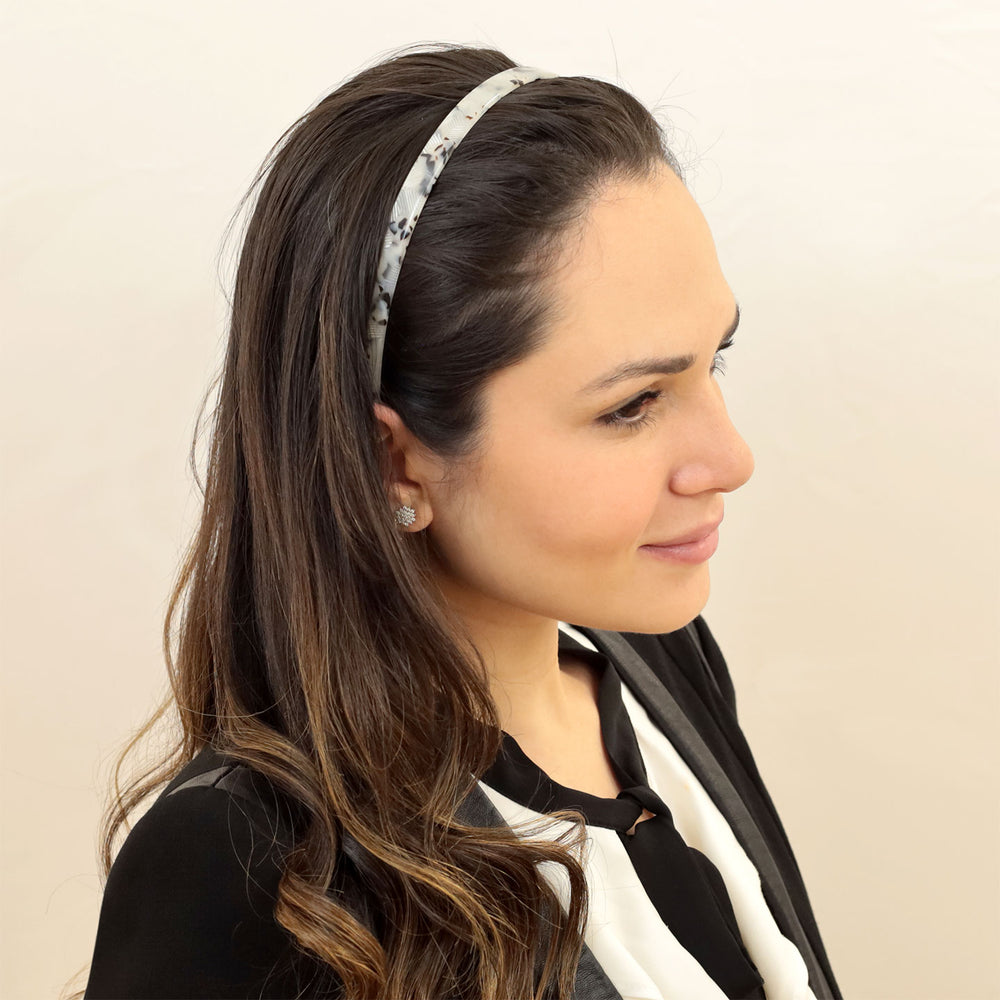 Frisur mit schmalen, weiß-schwarzen Haarreif Reykjavik