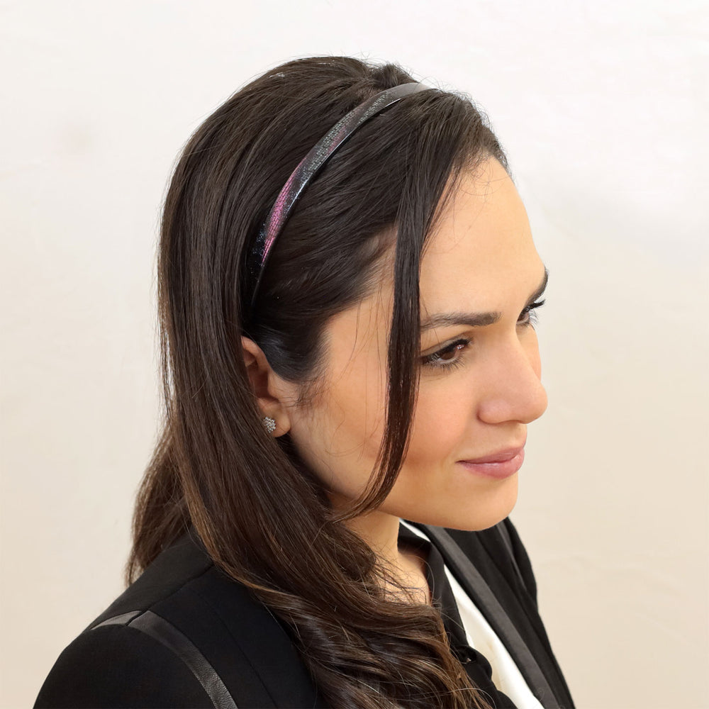 Frisur mit schmalen, schwarz-lila Haarreif Tokio