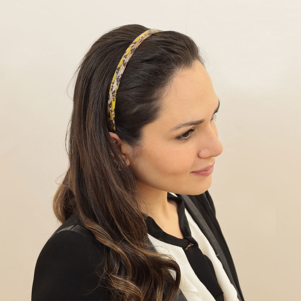 Frisur mit schmalen, gelb-braunen Haarreif Taipeh