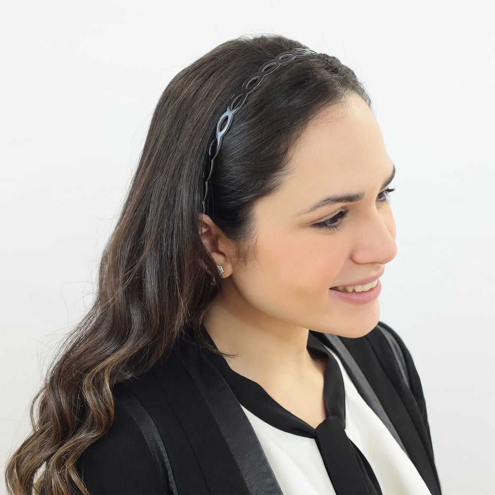 Frisur mit schmalen, schwarzen Haarreif London mit ovaler Ringreihe