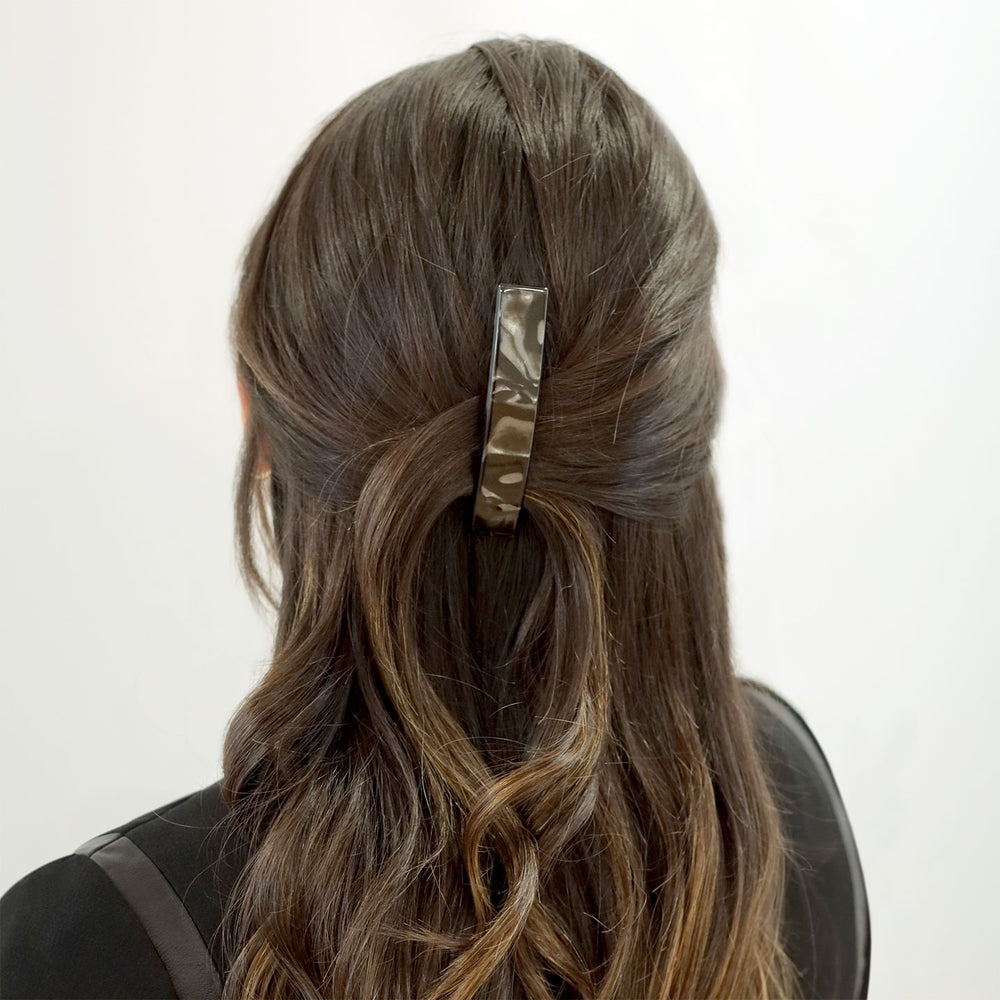 Halboffene Frisur mit mittelgroßer Haarspange Mailand