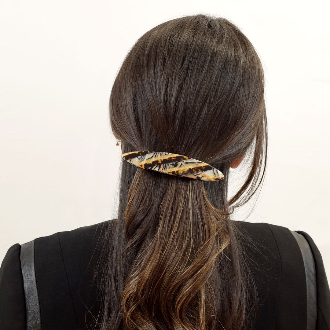 Halboffene Frisur mit großer, elliptischer Haarspange Kairo