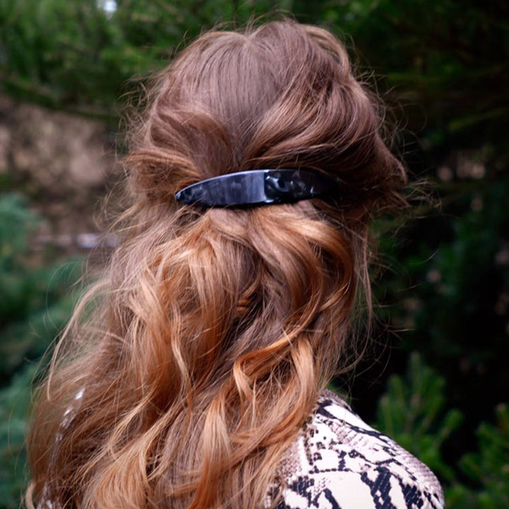 Halboffene Frisur mit großer, elliptischer Haarspange Mailand