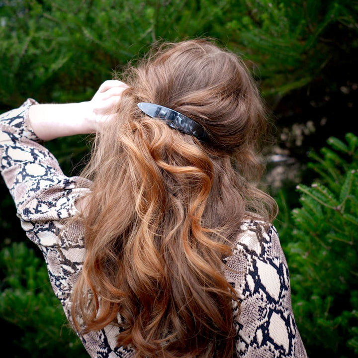 Halboffene Frisur mit großer, elliptischer Haarspange Mailand