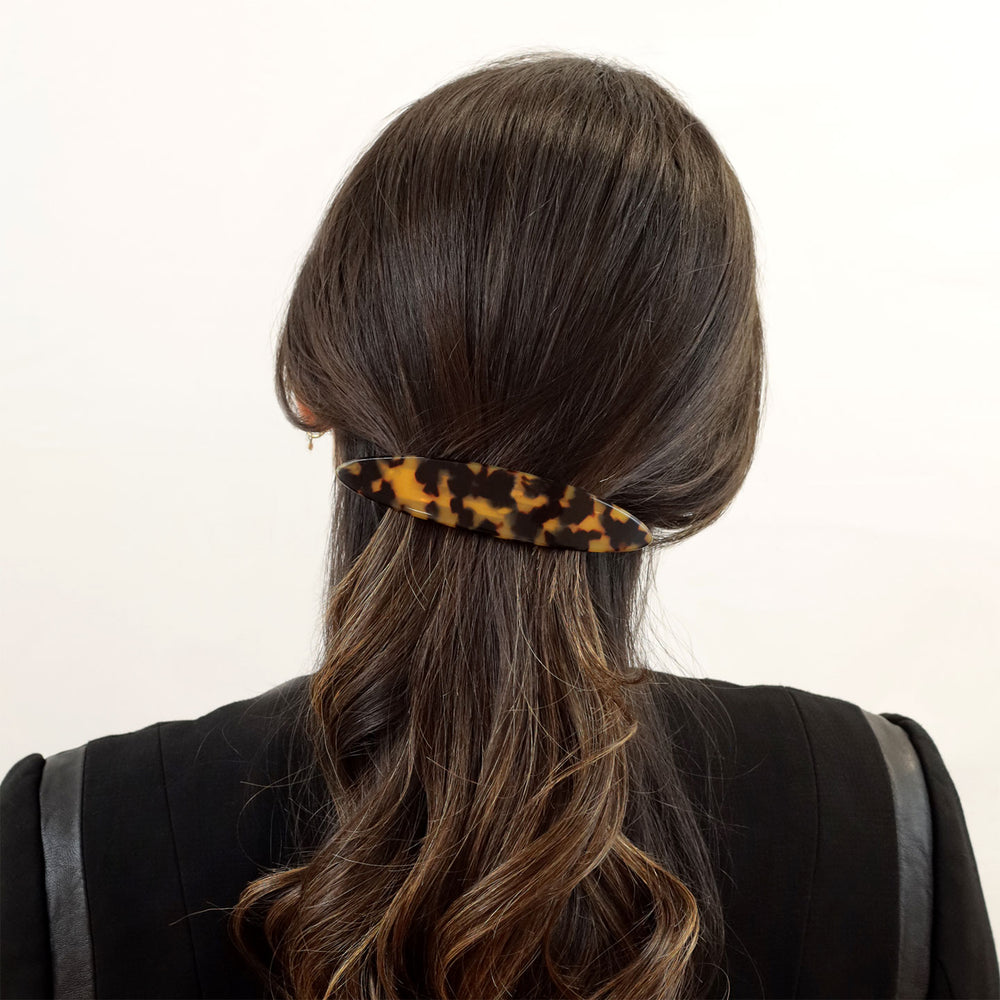 Halboffene Frisur mit großer, eliiptischer Haarspange Paris