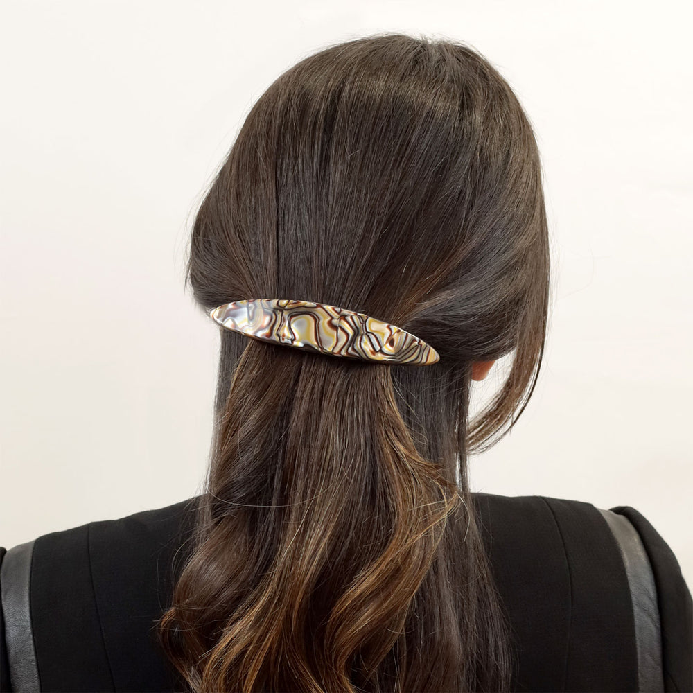 Halboffene Frisur mit großer, elliptischer Haarspange St. Petersburg