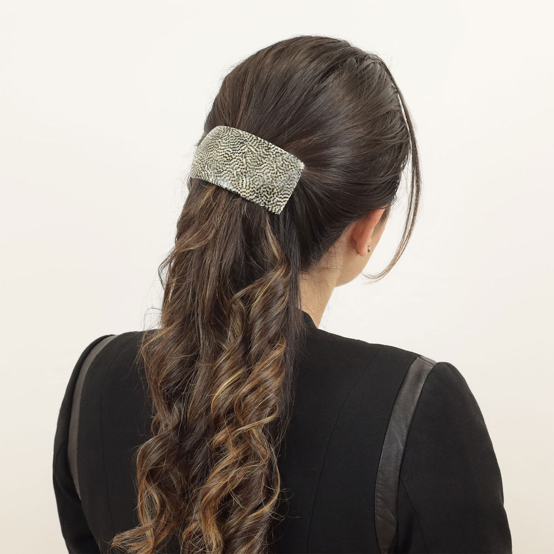Halboffene Frisur mit großer, breiten Haarspange Alicante