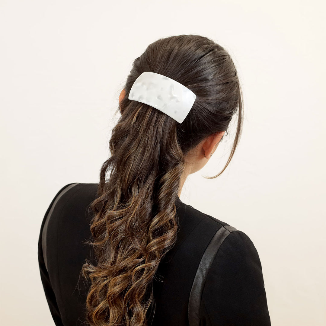 Halboffene Frisur mit großer, breiter Haarspange Florenz