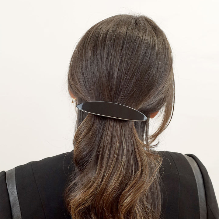 Halboffene Frisur mit großer, schwarzer, elliptischer Haarspange London