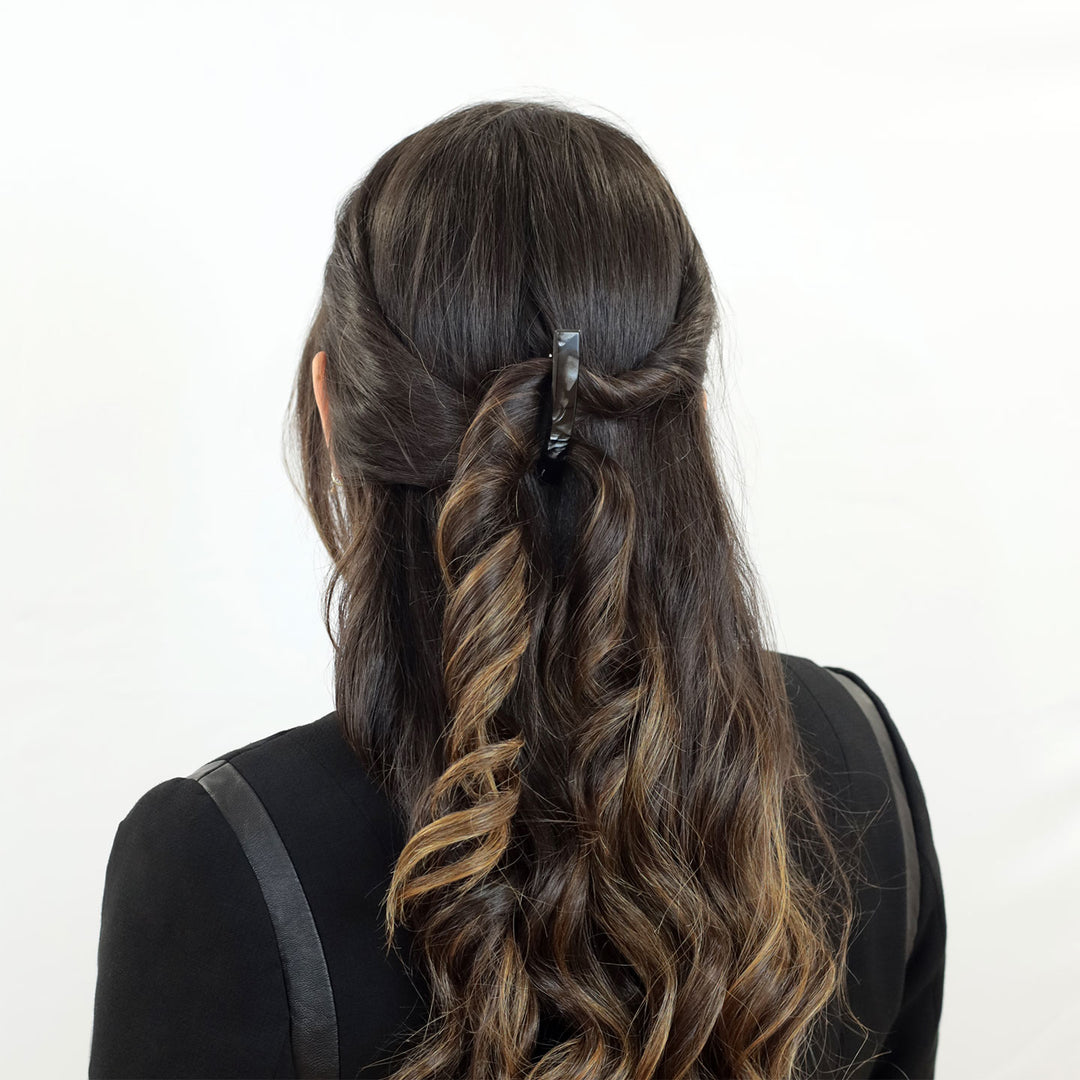 Halboffene Frisur mit kleiner Haarspange Mailand