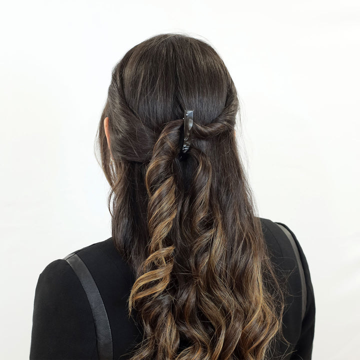 Halboffene Frisur mit kleiner Haarspange Mailand