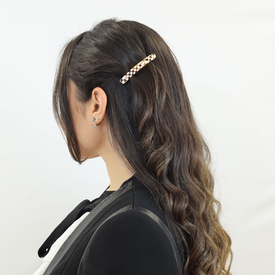 Frisur mit kleiner Haarspange Lissabon