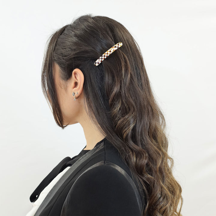 Frisur mit kleiner Haarspange Lissabon